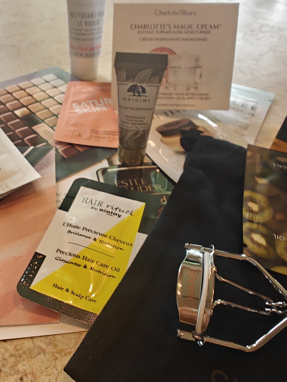 CHANEL Eyelash Curler with Black Pouch And Asst Beauty Samples - Picture 4 of 5